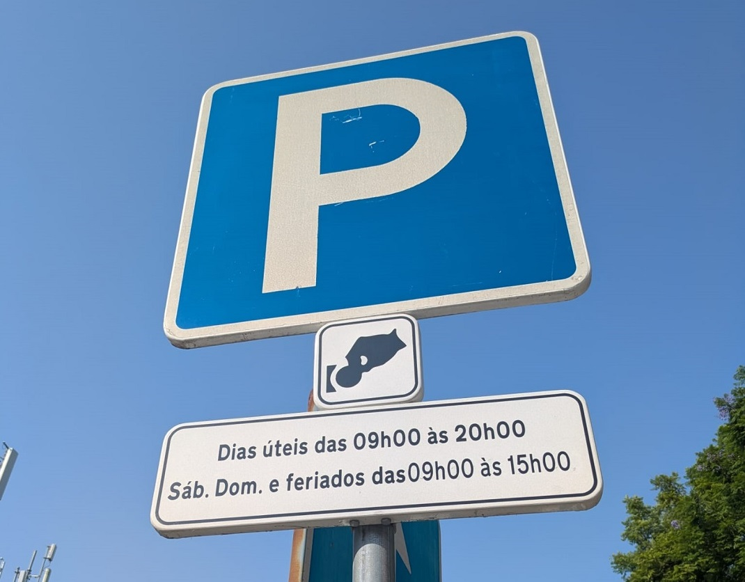 Estacionamento pago no Centro Comercial da Portela alterado ao fim-de-semana