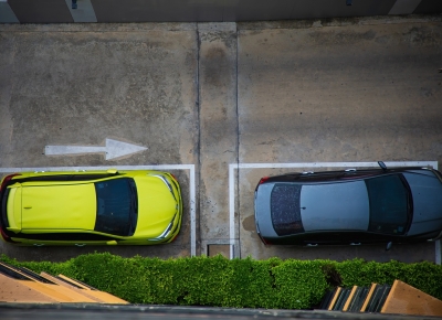 Dicas para estacionar entre dois carros em segurança