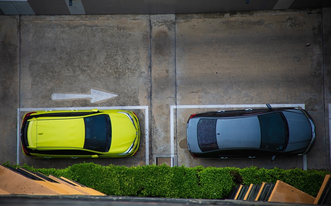Dicas para estacionar entre dois carros em segurança