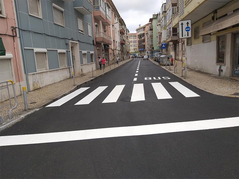 Loures Parque, EM, efetua a pintura da sinalização horizontal da Rua Francisco Marques Beato, em Mos